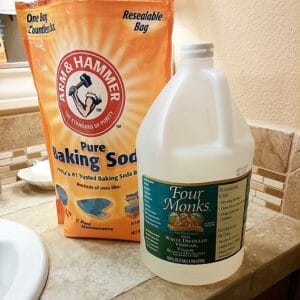 The Ultimate Guide to Vinegar & Baking Soda Cleaning Solution: A