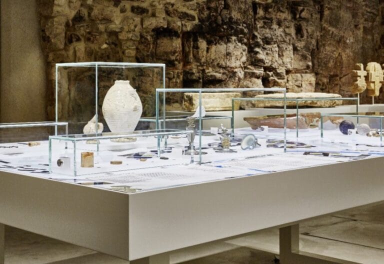 How to Clean Museum Glass: The Ultimate Guide (Without Damaging Anti-Reflective Coatings)